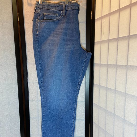 Universal Thread High Rise Straight Fitted Denim Jeans Medium Wash Blue NWT - Picture 3 of 10
